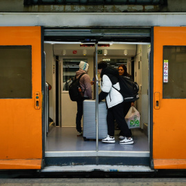 EuropaPress_7244402_viajeros_cogen_tren_estacion_sants_26_enero_2026_barcelona_catalunya_espana