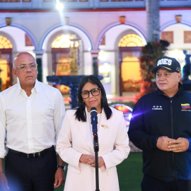 Fotografía cedida por el Palacio de Miraflores que muestra a la presidenta encargada de Venezuela, Delcy Rodríguez (c), hablando junto al ministro de Interior, Diosdado Cabello (d), y el presidente de la Asamblea Nacional, Jorge Rodríguez, este martes, en