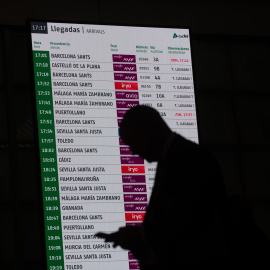 Pantalla con información de horarios de trenes en la Pantalla en la estación Madrid-Puerta de Atocha-Almudena Grandes.