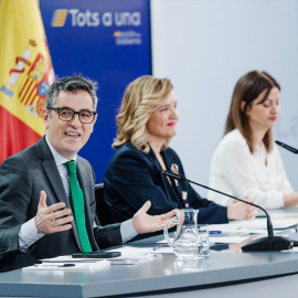 El ministro de Justicia, Félix Bolaños; y la Juventud e Infancia, Sira Regi (d), flanqueando a la exministra Pilar Alegría en una foto de archivo en Madrid.