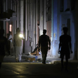 Fotografía de archivo fechada el 01 de julio de 2025 que muestra personas caminando por una calle durante un apagón en La Habana (Cuba) /