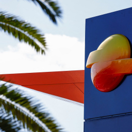 El logo de la petrolera Repsol en una estación de servicio en la localidad de Vecindario (Gran Canaria).