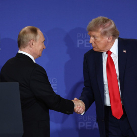 Foto de archivo del presidente de EEUU, Donald Trump, y el presidente de Rusia, Vladímir Putin.