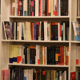 Libros colocados en una estantería de la librería 'Tipos Infames' en Madrid.