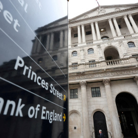 Una señal cerca de la sede del Banco de Inglaterra, en la City de Londres.