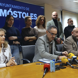 El alcalde de Móstoles, Manuel Bautista, en el centro, en la rueda de prensa que ofreció el pasado jueves.
