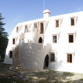 Pla general de la cara frontal del Xalet del Catllaràs, després de les obres