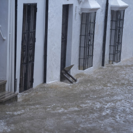 EuropaPress_7265883_calle_convertida_rio_localidad_gaditana_grazalema_paso_borrasca_leonardo