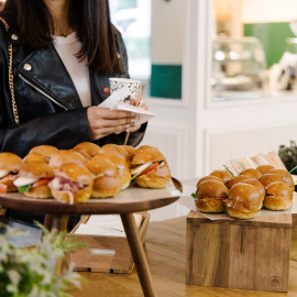 Mesa de comida durante un evento en un restaurante.