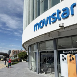 Fachada de un punto de atención de Movistar en Bogotá (Colombia).