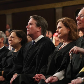 El presidente del Tribunal Supremo de Estados Unidos, John Roberts, en el centro de la imagen