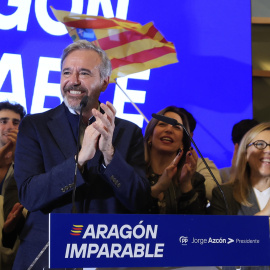 El candidato del PP a la Presidencia de Aragón, Jorge Azcón, sigue los resultados en la sede regional del partido en Zaragoza, en la noche electoral de las elecciones autonómicas de Aragón.