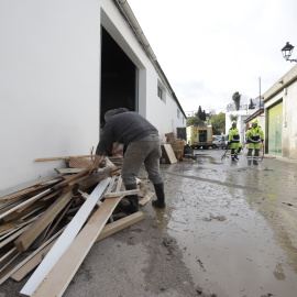 Vecinos de San Martín del Tesorillo (Cádiz) desalojados por las lluvias, regresan a sus casas.