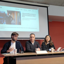 Miguel Ruiz, advocat de l'Observatorio DESCA, Hamid i Laura Rodríguez, de SOS Racisme, durant la roda de premsa