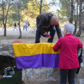 Dos personas ponen una bandera republicana en Paterna (València) donde fueron fusiladas aproximadamente 2.238 personas.