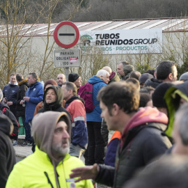 Piquetes de trabajadores concentrados en el acceso a la fábrica de Tubos Reunidos en la localidad alavesa de Murrio, tras el inicio de una huelga por el ERE.