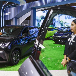 El stand del fabricante chino de coches eléctricos BYD, en la feria del automóvil de Yakarta (Indonesia).
