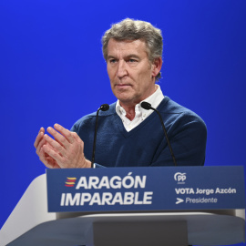 El presidente del PP, Alberto Núñez Feijóo, interviene en un mitin durante la campaña electoral del 8-F en Aragón, a 4 de febrero de 2026, en Huesca, Aragón (España).