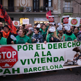 La PAH convoca una protesta en la sede de Junts por haber tumbado la suspensión de los desahucios.