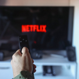 Usuario accediendo a Netflix.