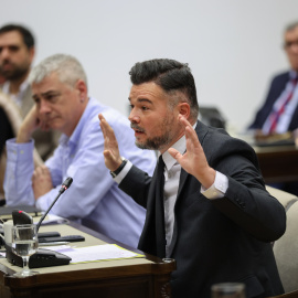 El diputado de EH Bildu, Oskar Matute y el diputado de ERC, Gabriel Rufián, en la Comisión de investigación de la Dana.