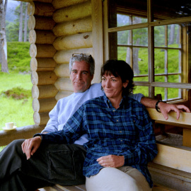 Ghislaine Maxwell y Jeffrey Epstein  imagen en una imagen publicada por el Departamento de Justicia en Washington, D.C.
