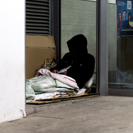 EuropaPress_7146840_persona_hogar_duerme_calle_diciembre_2025_barcelona_espana_arrels_fundacio