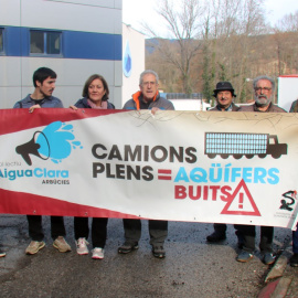 Alcaldes i membres d'entitats ecologistes han protestat davant d'una planta embotelladora d'Arbúcies aquest dimarts. 10/02/2026