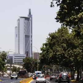 Vista del edificio Torre Telefónica, sede de la operadora de telecomunicaciones española en Santiago de Chile (Chile), en una imagen de archivo.