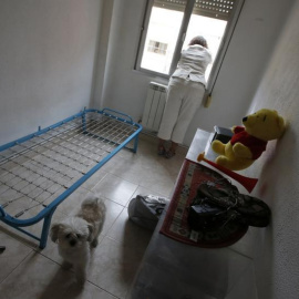 Una mujer espera en su domicilio la llegada de la comisión judicial que decidirá sobre su desalojo, en una imagen de archivo.