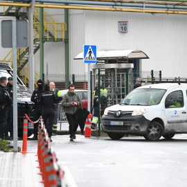 Efectivos de la Policía Nacional este mediodía en la sede de Sidenor de Basauri para recabar información en relación a la investigación por la venta de acero a Israel.