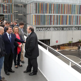 Imagen de la inaguración en 2014 del aparcamiento que da servicio al hospital materno infantil de A Coruña, con el entonces alcalde, Carlos Negreira (PP, segundo por la izquierda).