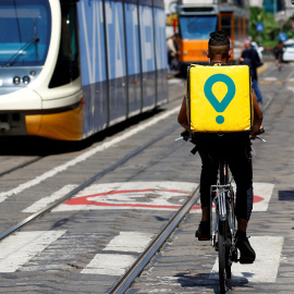 Un repartido de Glovo por las calles de Milán, Italia.
