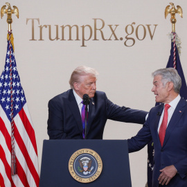 El presidente de EEUU, Donald Trump, y Mehmet Oz, administrador de los Centros de Servicios de Medicare y Medicaid.