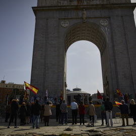 Varias personas portan banderas franquistas delante del Arco de la Victoria, en Madrid.