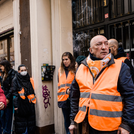 Mariano Ordaz en la puerta de su casa, el 29 de enero, tras su último intento de desahucio, que fue paralizado.