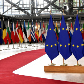 Banderas de la UE y de sus países miembro en el vestíbulo del Edificio Europa, en Bruselas, donde se celebran las cumbre europeas.