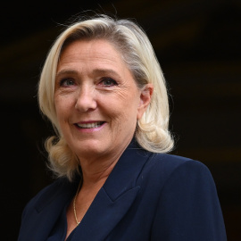 Foto de archivo de Marine LePen a  su llegada a la reunión con Jordan Bardella and Francois Bayrou en el Hotel de Matignon.