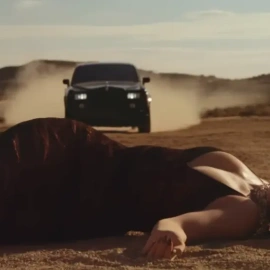 Rosalía estrena el videoclip de 'Sauvignon Blanc'.