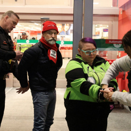 Agentes de policía detienen a manifestantes durante una protesta contra las detenciones de migrantes, este jueves en Richfield, en Minnesota.