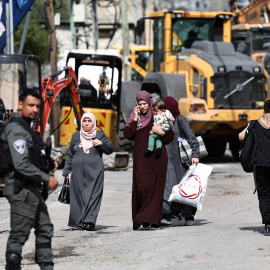 Palestinos residentes en Siwan, el pasado martes durante la operación de demolición de viviendas ordenada por Israel