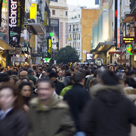 Gente en la Calle de Preciados, en el centro de Madrid.