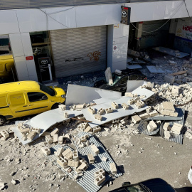 Efectes de la caiguda d'una coberta i un mur d'un taller a l'Hospitalet de Llobregat