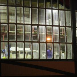 Un trabajador de una fábrica de cerámica en Cervo (Lugo), en una foto de archivo.