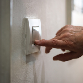 Una persona obre el llum de casa