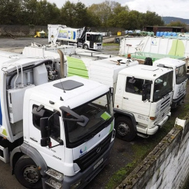 Vista de varios camiones aparcados dentro del recinto de Urbaser en Lugo, en una imagen de archivo.