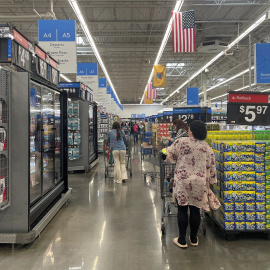 Consumidores estadounidenses en un hipermercado de la cadena Walmart, en Secaucus (Nueva Jersey, EEUU), en una imagen de archivo.