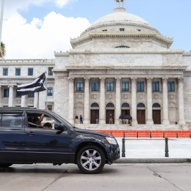 Imágen de archivo protestantes ondean una bandera de Puerto Rico frente al capitolio,