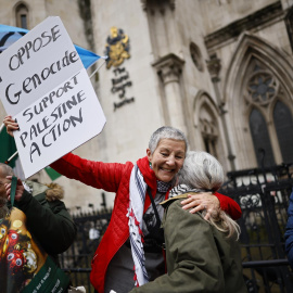 Manifestantes frente a los Tribunales Reales de Justicia, celebrando la victoria de Palestine Action en un recurso judicial contra la decisión de proscribir al grupo bajo la legislación antiterrorista, en Londres, Reino Unido.