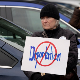 Un manifestante en una concentración delante del aeropuerto de Seattle, utilizado habitualmente por el ICE para la deportación de migrantes.